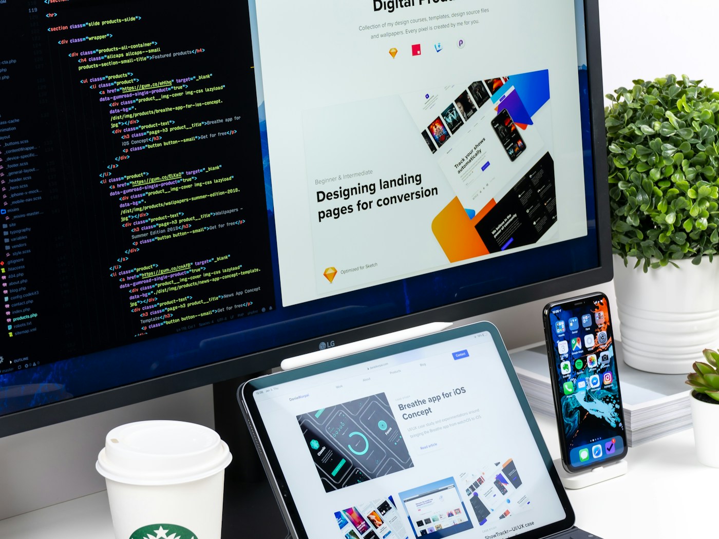 Postazione di design con monitor e interfaccia web in lavorazione